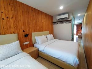 Postel nebo postele na pokoji v ubytování Kluang Container Swimming Pool Hotel