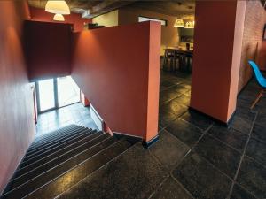 una escalera en un restaurante con paredes rojas y una mesa en Tsar Bani Spa Resort, en Gudauri 23 fotos más