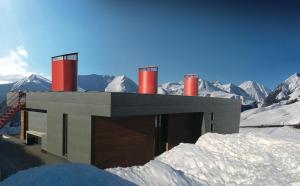 un edificio en la cima de una montaña nevada en Tsar Bani Spa Resort, en Gudauri