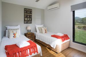 
A bed or beds in a room at Greenlee Cottages
