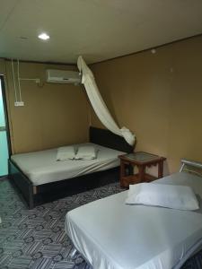 เตียงในห้องที่ Puteri Salang Inn
