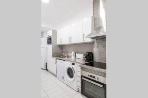 Cucina o angolo cottura di REMODELED APARTMENT IN THE CITY CENTER. (FARO)