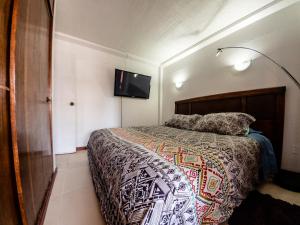 1 dormitorio con 1 cama y TV de pantalla plana en Departamento Borgoño, en Viña del Mar