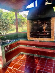 a kitchen with a fireplace and a sink at Casa Campestre estilo Chalet Los Pirineos - Cerca a Cali in Cali