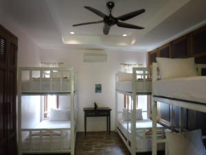 Katil atau katil-katil dalam bilik di Seashell Resort Hostel Koh Tao