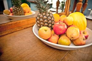 a plate of fruit on a wooden table at Brighton House in Brighton & Hove