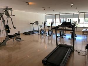 una palestra con diversi tapis roulant in una stanza di Departamento en el corazón de Viña del Mar a Viña del Mar