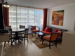 un soggiorno con tavolo, sedie e divano di Departamento en el corazón de Viña del Mar a Viña del Mar