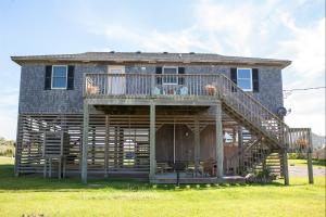 una casa con porche y terraza en 56188 Austin Road Home, en Hatteras