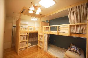 東廣島的住宿－西条ゲストハウス八反，一间设有两张双层床的客房