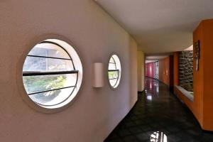 Fotografie z fotogalerie ubytování StayVista's Villa Kornet - Mountain-view luxury with a swimming pool and a spacious lawn adorned with a gazebo v destinaci Panvel + 19 fotografií