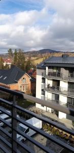 een uitzicht vanaf het balkon van een appartementencomplex bij MJ Apartament Spokojna in Wisła