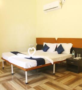 Un pat sau paturi într-o cameră la Kamal Homes