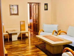 sala de estar con sofá, mesa y sillas en Center Hostel and Tours en Ereván