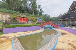 Kolam renang di atau dekat dengan RedDoorz Resort Syariah @ Batu Apung Purwakarta