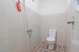 Bilik mandi di RedDoorz Resort Syariah @ Batu Apung Purwakarta +23 gambar