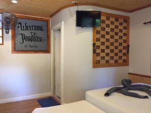 Televiisor ja/või meelelahutuskeskus majutusasutuses Big Fish Resort Koh Tao