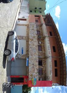 un coche aparcado en el lateral de un edificio en Pousada Mama Jo, en Casimiro de Abreu