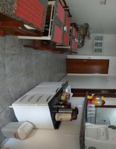 Habitación pequeña con cama y lavamanos en Pousada Mama Jo, en Casimiro de Abreu