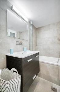 Koupelna v ubytování Delightful Stylish Two Bedroom Condo in Hip Area of Central Athens