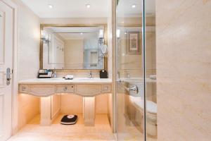 A bathroom at Harbourview Hotel Macau