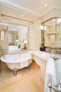 A bathroom at Harbourview Hotel Macau