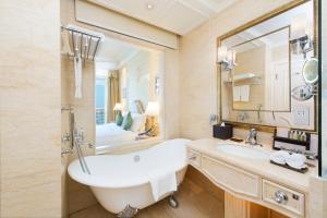 A bathroom at Harbourview Hotel Macau