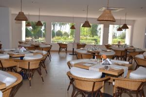 Peerless Resort Port Blair tesisinde bir restoran veya yemek mekanı