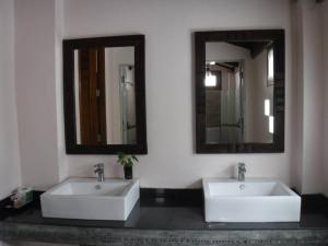 Bilik mandi di Seashell Resort Hostel Koh Tao