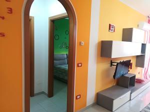 un couloir avec un miroir et une chambre avec un lit dans l'établissement Virginia Otranto holiday home 4 places, à Otrante