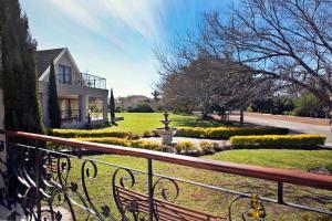 Vous bénéficierez d'une vue sur le jardin depuis le balcon d'une maison. dans l'établissement Ruslamere Hotel and Conference Centre, à Durbanville