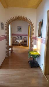 an archway in a room with a table and chairs at Ferienwohnung Neubert in Breitenbrunn