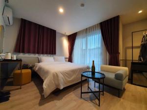 Кровать или кровати в номере Browndot hotel songtan