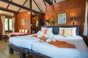 Ein Bett oder Betten in einem Zimmer der Unterkunft ThaiLife Wellness & Meditation Resort- SHA Plus