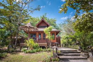 Ein Garten an der Unterkunft ThaiLife Wellness & Meditation Resort- SHA Plus
