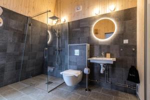 Koupelna v ubytování Arctic Bath + 37 fotografií