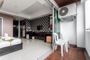Postel nebo postele na pokoji v ubytování 7Q Patong Beach Hotel
