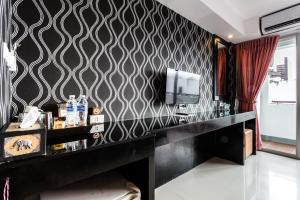 TV a/nebo společenská místnost v ubytování 7Q Patong Beach Hotel