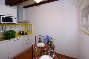 una cocina con una mesa en el medio. en La Pecora Ladra Appartamenti, en Montalto di Castro