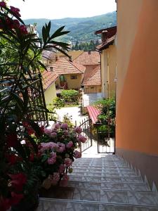 un pequeño callejón con flores en un pueblo en Goražde-Centar Apartment en Goražde