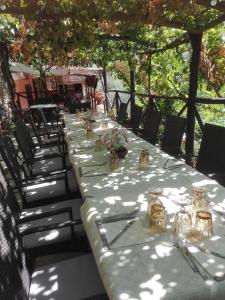 - une grande table avec des chaises et de l'argenterie dans l'établissement Casa Panoramica Vintage, à Tramonti
