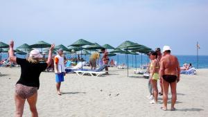 een groep mensen die op een strand staan bij Kırbıyık Resort Hotel - Alanya in Kargicak
