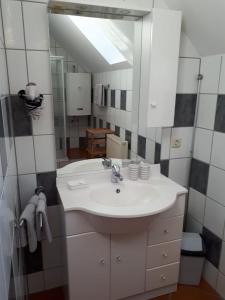 リーガースブルクにあるDorfhof Bauerのバスルーム(洗面台、鏡付)