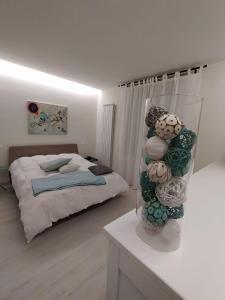 A bed or beds in a room at Villa Joy - Iconic Heritage Rooms