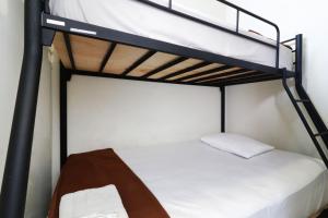 מיטה או מיטות קומותיים בחדר ב-Bantal Guling Pasar Baru