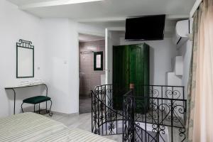 1 dormitorio con cama y puerta verde en Anastasia Apartments, en La Canea