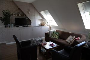 a living room with a couch and a table at Bed and breakfast Hoeve Spoorzicht in Papekop