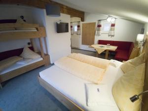 Двухъярусная кровать или двухъярусные кровати в номере Gästehaus Panorama