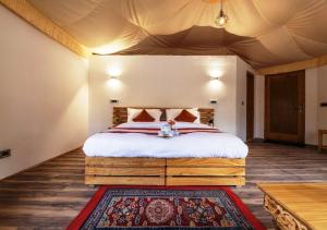 a bedroom with a bed in a tent at Chalet Seabuckthorn - Hunder in Hundar