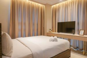 Μια τηλεόραση ή/και κέντρο ψυχαγωγίας στο Elegant 2BR Citralake Suites Apartment By Travelio